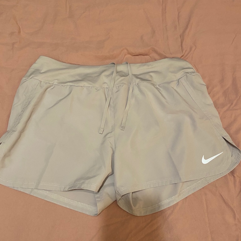 Nike running shorts (L)